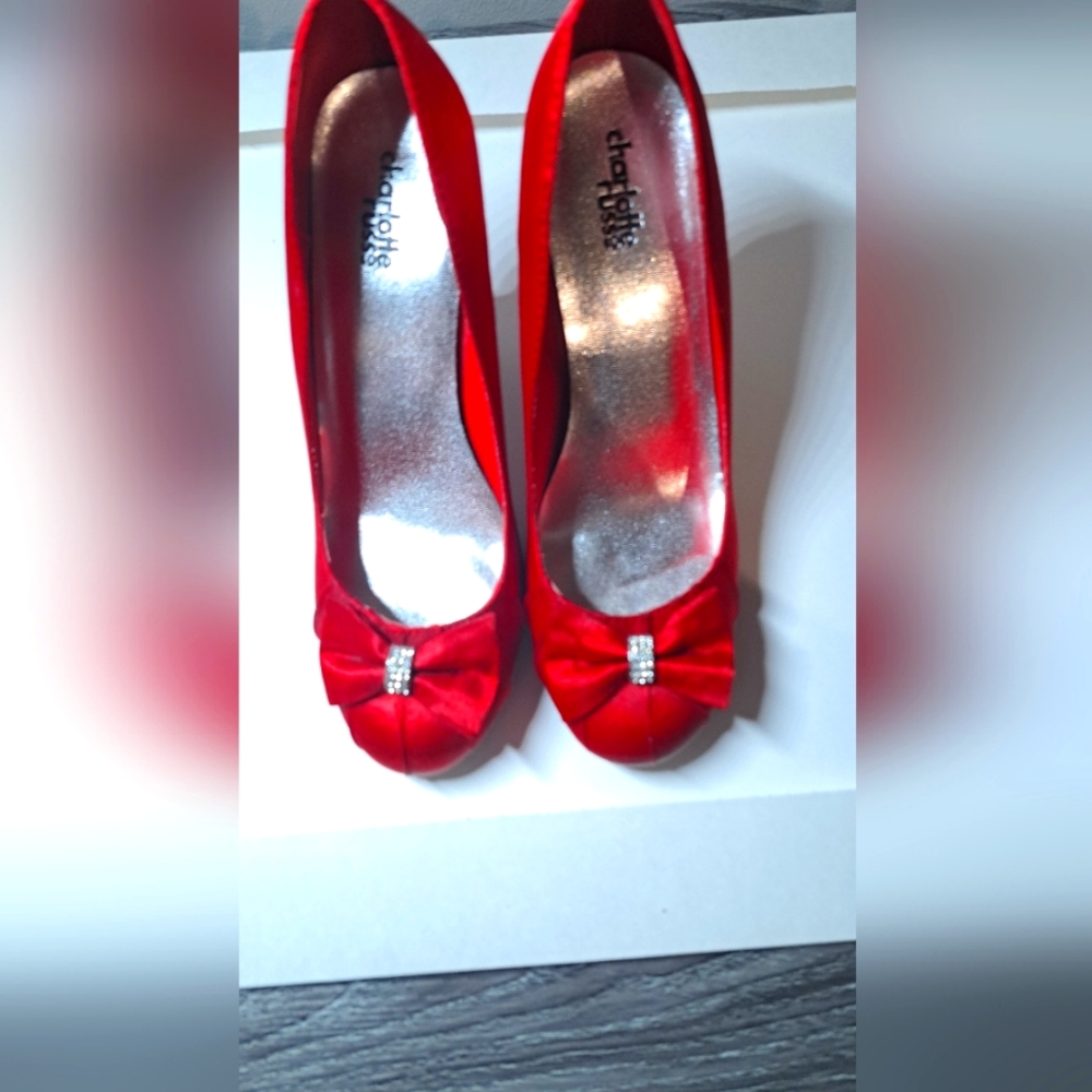 VIBRANT CHARLOTTE RUSSE RED LINED SHOES. SIZE 8 US. RED BOE WITH RHINESTONES. - Picture 2 of 10